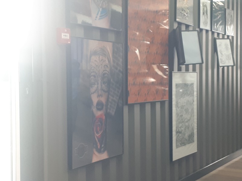 Tatoueur pour créer un tatouage entier sur l'avant-bras d'une femme brésilienne à Beziers dans l'Hérault