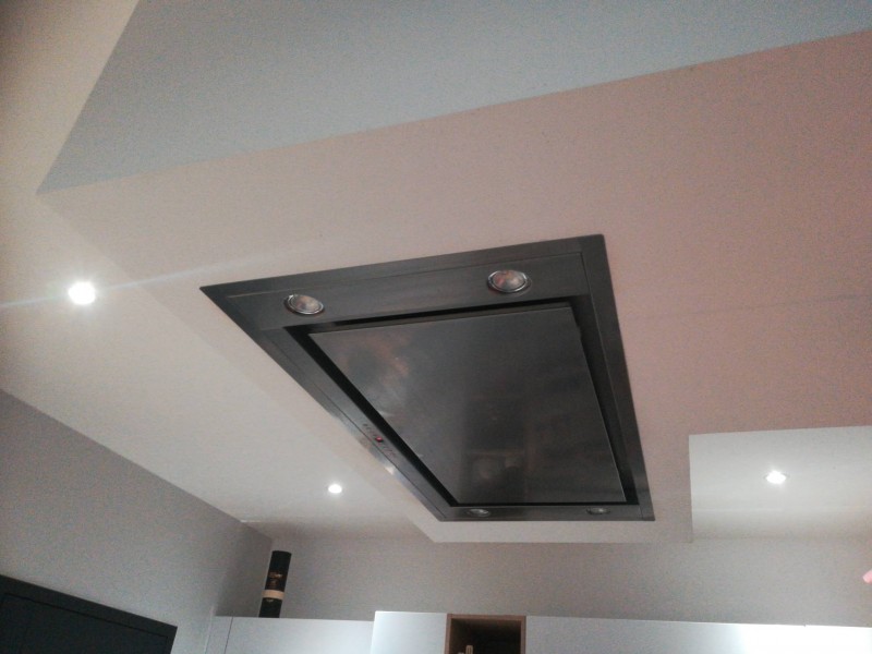 Pose d'une hotte intégrée dans le plafond en placo Arles dans le 13