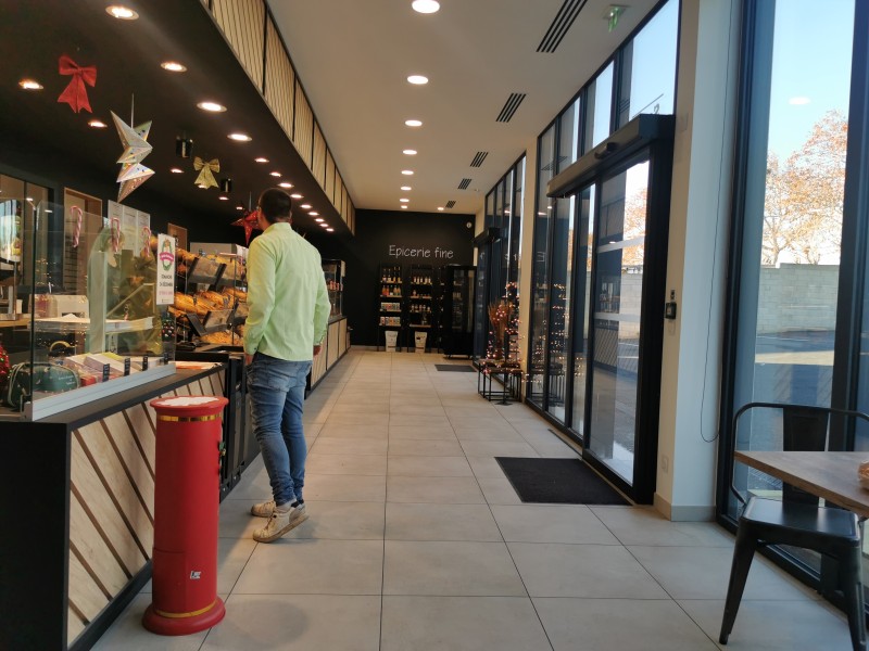 nettoyage de vitre d'une boulangerie à Paulhan à côté de Béziers dans l'Hérault