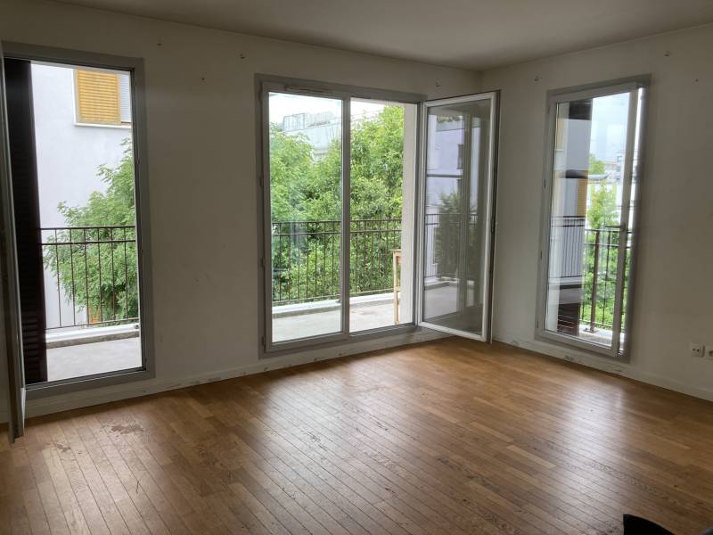 Séjour lumineux de l'appartement 3 pièces avec terrasse à Saint Denis