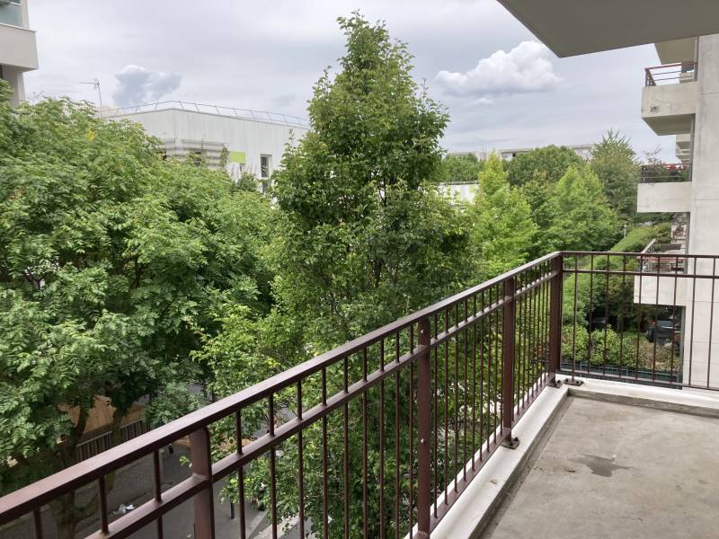 Vue de la terrasse de l'appartement 3 pièces situé à Saint Denis, quartier Front Populaire.