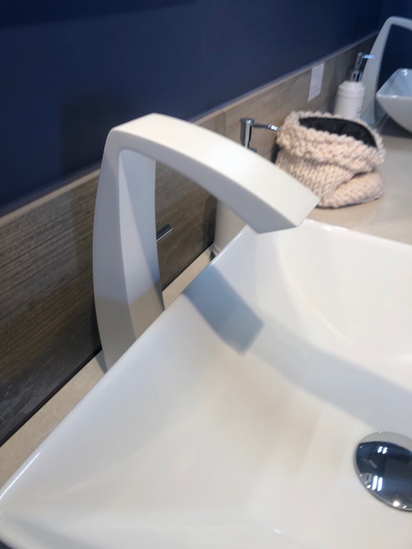 Robinet original design blanc mate sur Montpellier