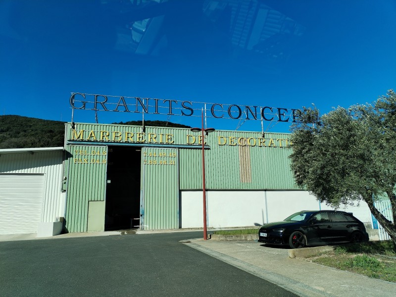 où trouver une marbrerie pour un plan de travail noir et blanc de cuisine à lodeve dans l'Hérault 34