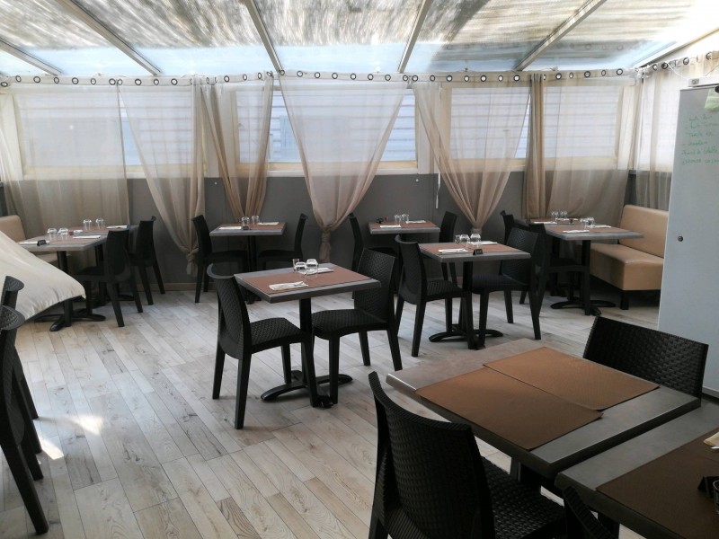 Un restaurant à Calvisson à côté de Nîmes avec une terrasse et servant des produits frais