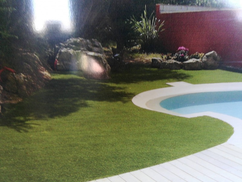 Réalisation et pose d'une pelouse synthétique à Remoulins à côté de Nîmes.