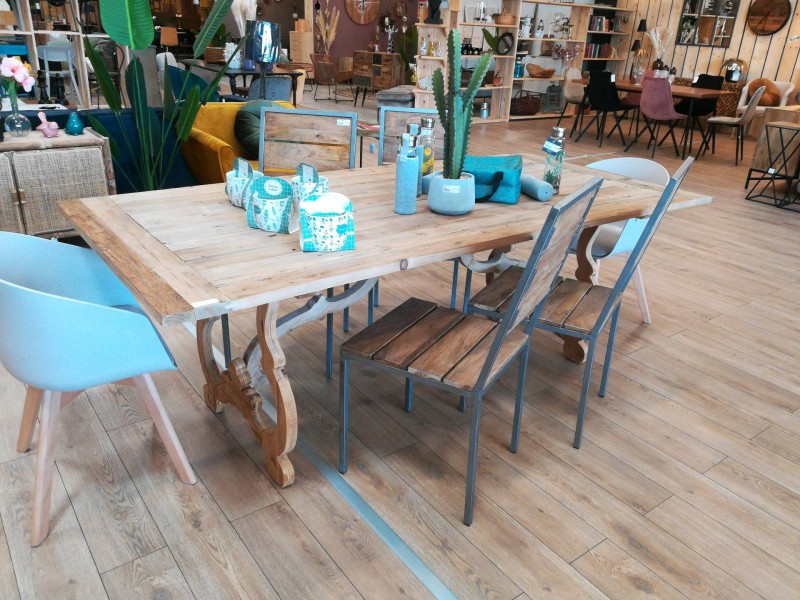 Magasin de meuble pour acheter un ensemble table et chaise en bois néoclassique sur Alès à côté de Nîmes