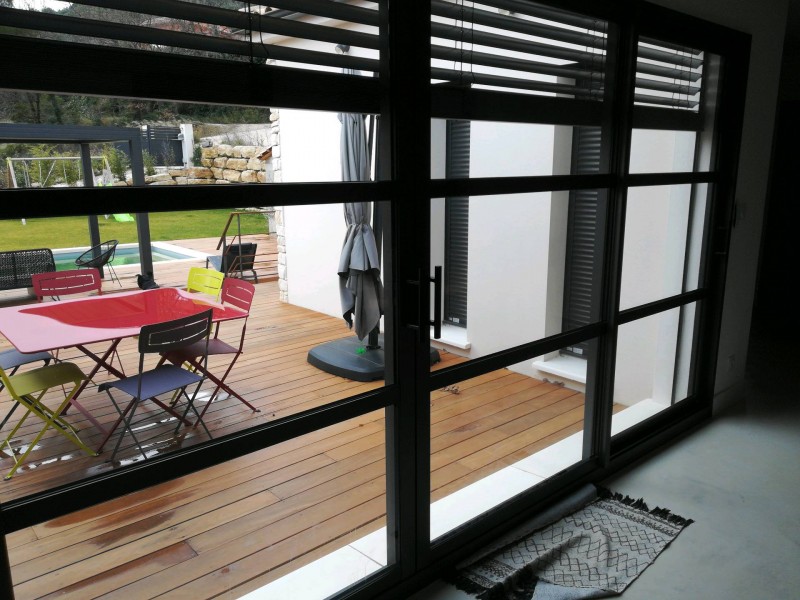 Rénovation d'une fenêtre en bois 2 vantaux par la mise en place d'une baie vitrée coulissante aluminium à Bagnols-sur-Cèze à côté de laudun