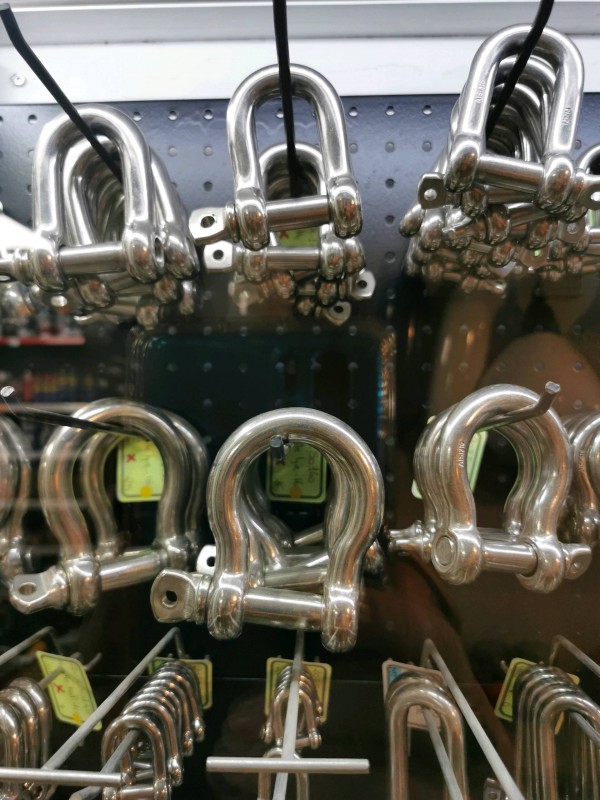 Mousqueton inox à la quincaillerie l'encre de sète