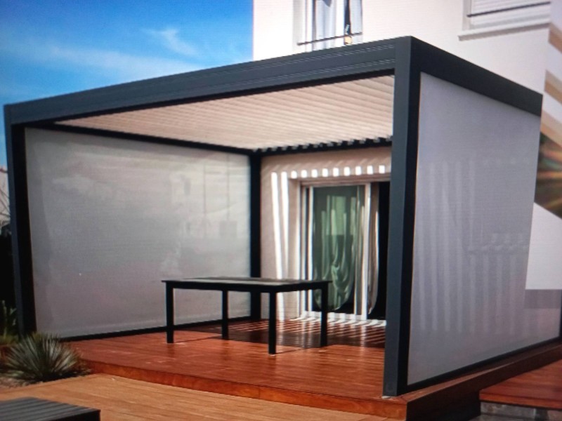 Pose et installation d'une pergola bioclimatique avec store brise-vue sur Montpellier à côté de La Grande-Motte