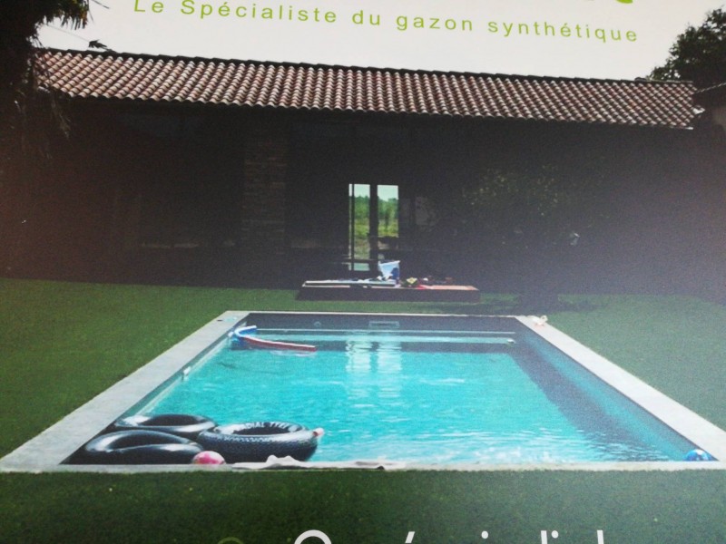 Réalisation et pose d'un tour de piscine en pelouse synthétique sur Perpignan à côté d'Argelès-sur-Mer