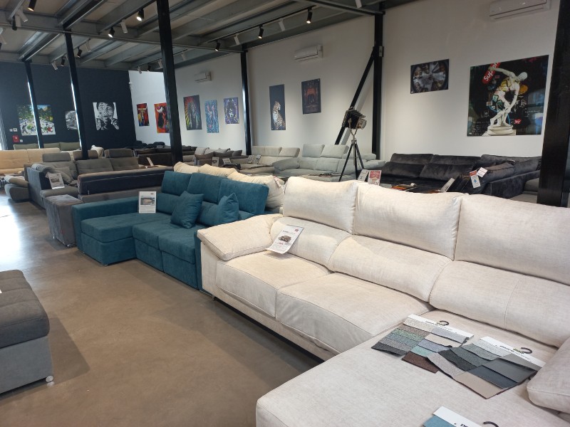 magasin de meubles pour chercher un canapé d'angle sur mesure à prix grossite  à Nîmes à côté d'Arles.