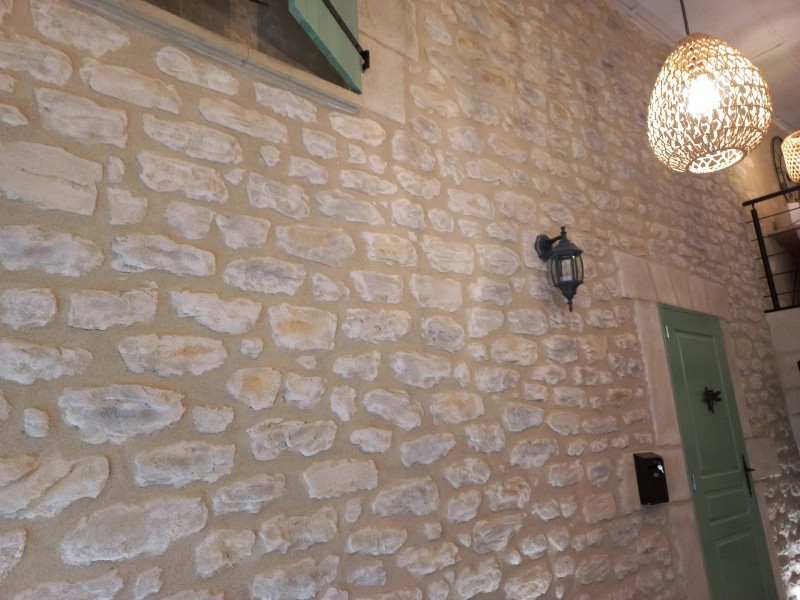 Entreprise de façade pour enduit imitation pierre sur Nîmes dans la vaunage