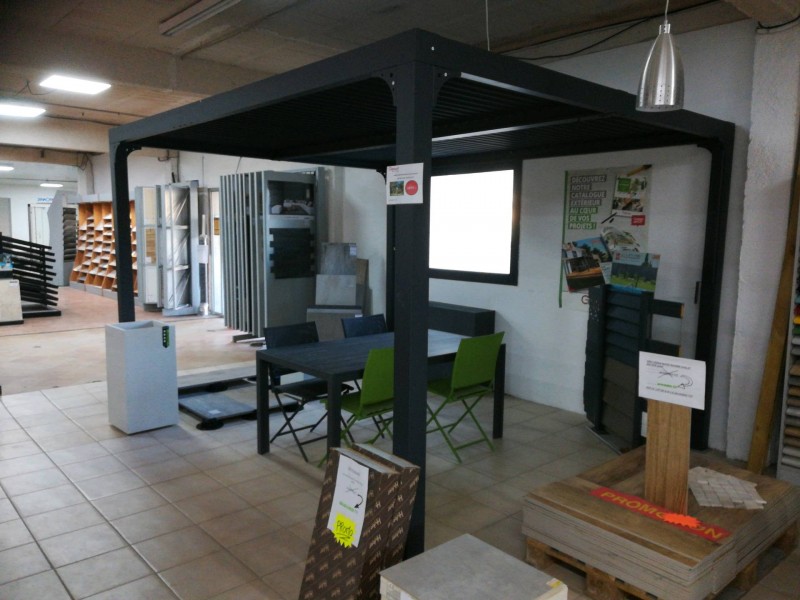 Installation d'une pergola bioclimatique à lames rétractable en aluminium gris anthracite Fabrègues à côté de Sète