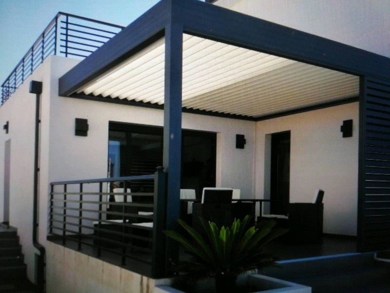 Installation et pose d'une pergola bioclimatique en aluminium gris anthracite sur Mauguio à côté de Montpellier