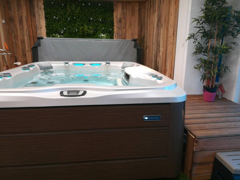 Installation et pose d'un spa extérieur encastrable 4 places sur Nîmes à côté d'arles
