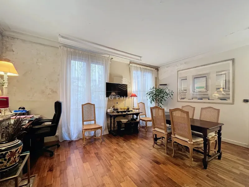 Salon spacieux et lumineux d'une maison en viager à Paris 14ème