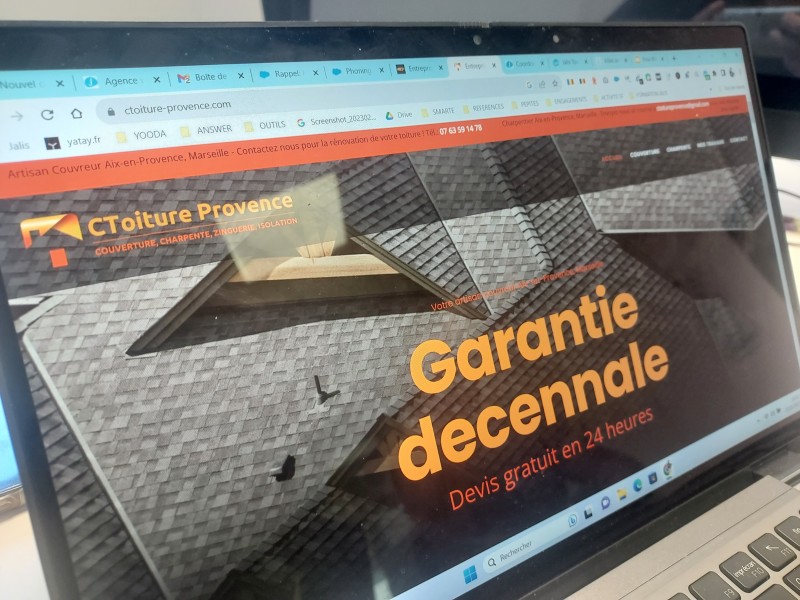 diagnostic puis réfection complète et rénovation d'une toiture de tuiles en zinc à Miramas dans le 13