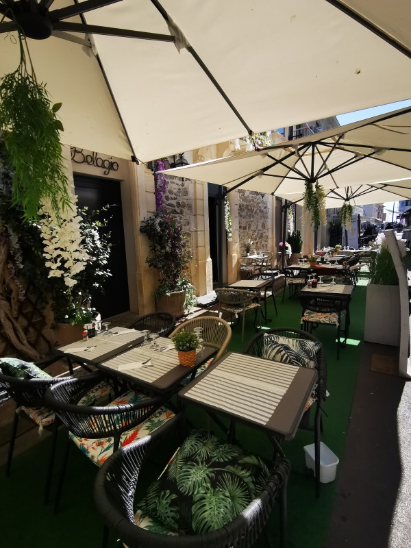 manger dans un restaurant sur le port plateau de coquillage et produit de la mer à Palavas-les-Flots et Carnon