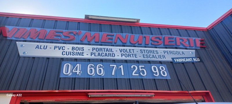 rénovation d'une ancienne porte vitrée en bois par une baie vitrée aluminium coulissante 2 vantaux sur Lunel proche Sommières