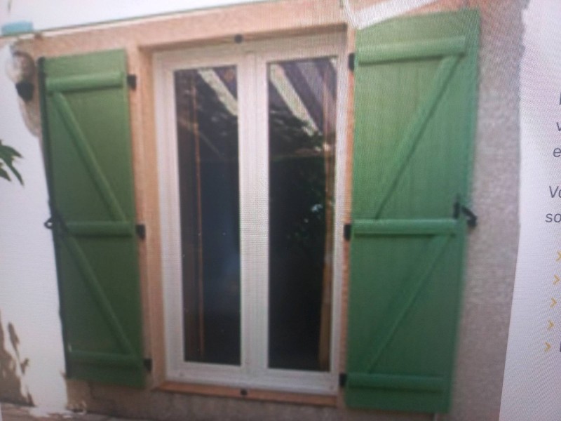 Rénovation de fenêtre battant en bois par des fenêtres roulant solaire sur Nîmes à côté d'Arles