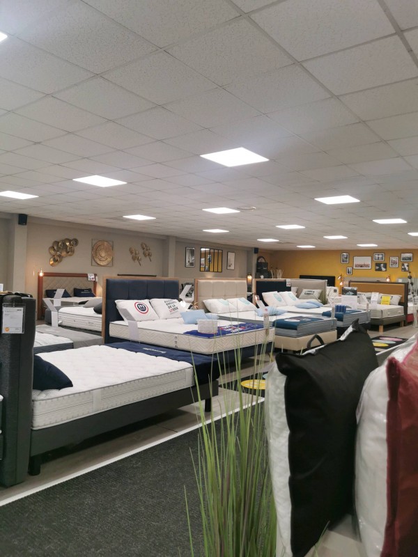 Magasin avec lit de la marque Treca sur Frontignan et bassin de Thau