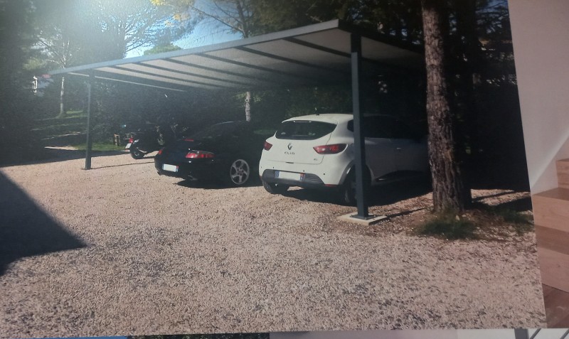 pose et  installation d'un carport sur mesure pour deux voitures en métal thermo laqué sur Montpellier proche de Sète