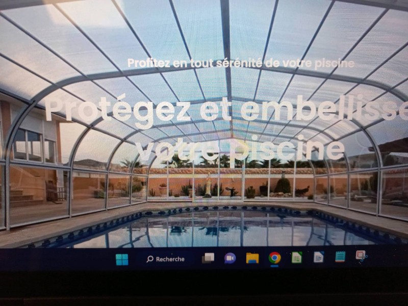 Installation et pose d'un abri piscine rétractable bas dans une villa à Toulouse en Haute-Garonne