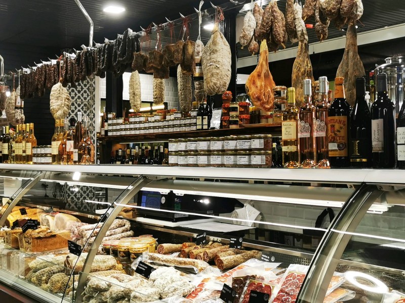 Epicerie fine boucherie charcuterie et producteurs locaux dans les halles de Sète proche de Montpellier du Bassin de Thau
