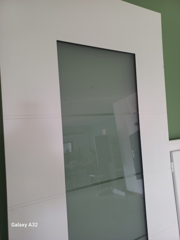 installation et pose d'une porte d'entrée en aluminium avec fenestron à Clermont-l'Hérault proche de Paulhan