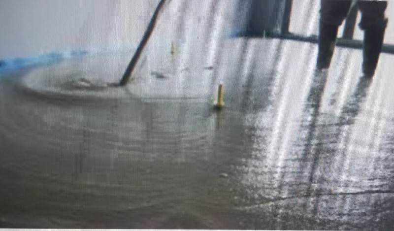 Pose d'une chape fluide anhydrite dans un entrepôt sur Nîmes proche d'Arles