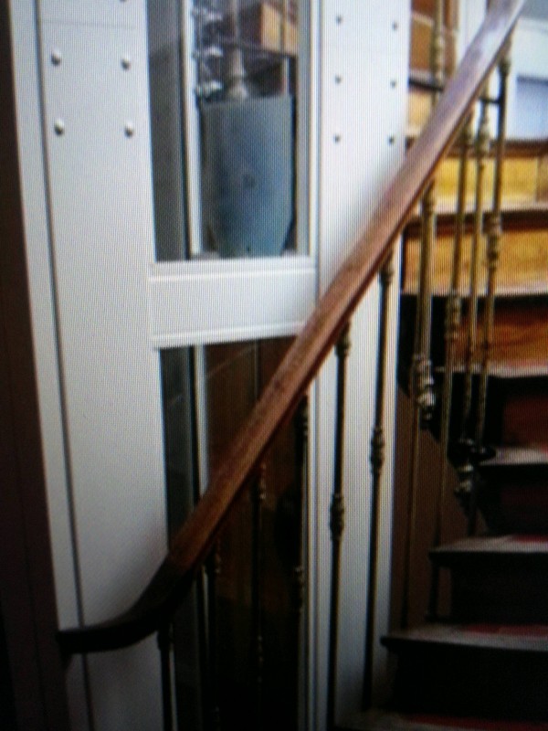 Pose et rénovation d'un escalier et d'une plate-forme pneumatique de type mini ascenseur pour villa sur Nîmes à côté de Lunel