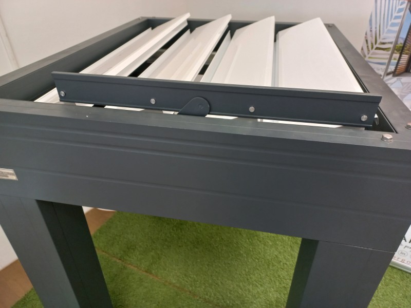 installation et pose d'une pergola bioclimatique sur mesure adossé dans villa à Uzès à côté de Remoulins