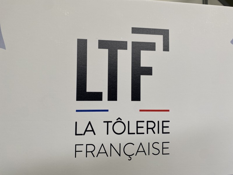  Installation de cache climatisation gris anthracite, collection Ford à Paris en Île-de-France 