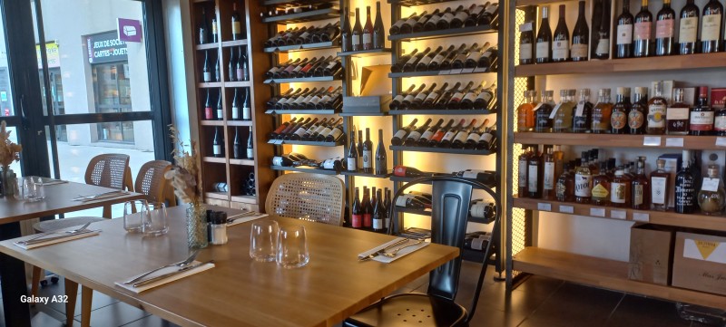 où boire un cocktail ou un verre de vin entre amis dans un bar à vin sur Nîmes proche centre ville