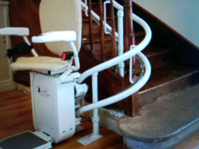 Pose et installation d'un monte-escalier électrique tournant sur Bastia dans la Haute-Corse