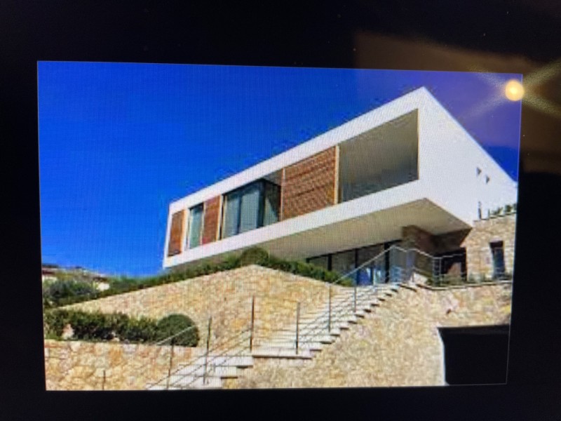 Pose de fenêtre minimaliste sur mesure dans une maison à Antibes 