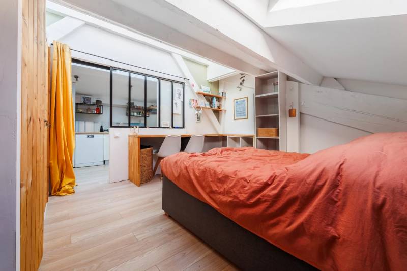 Chambre sous les toits avec poutres apparentes et coin bureau, appartement Marseille 6ème