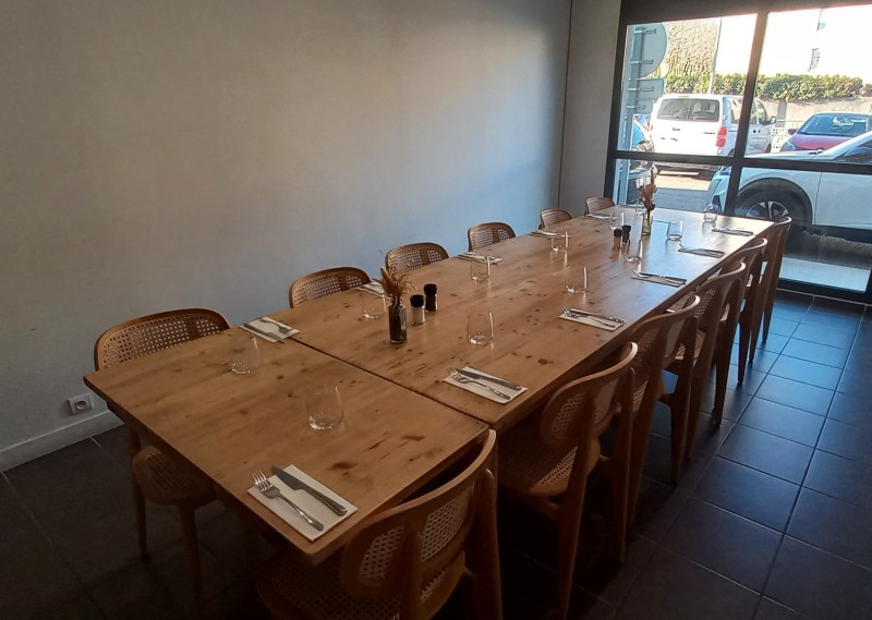 Où privatiser un bar restaurant pour repas de groupe 12 personnes sur Nîmes proche Arles