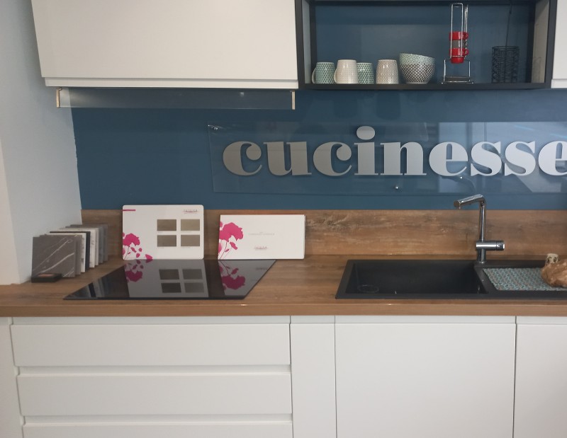 installation et pose d'une cuisine avec îlot central bois noir sur Mauguio à côté de Castelnau-le-Lez