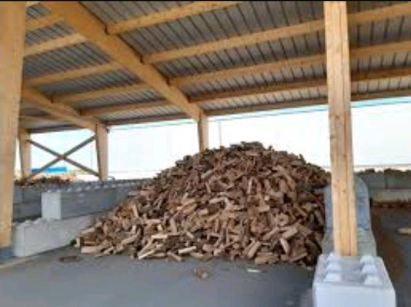 Stockage du bois à Canet proche de Montpellier dans l'Hérault. 