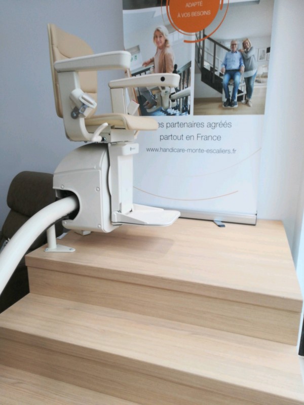 installation et pose d'un monte-escalier électrique courbe pour personne à mobilité réduite sur Montpellier à côté de Nîmes