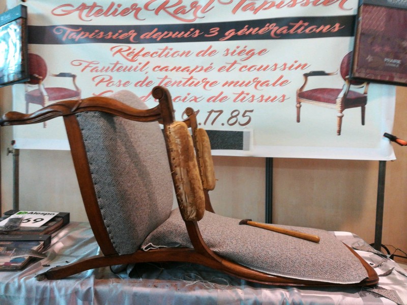 rénovation d'un fauteuil style Voltaire tissu et un couloir sur Alès à côté d'Anduze