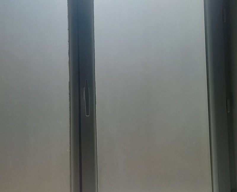 Pose et installation d'une fenêtre en aluminium sur mesure pour rénovation sur encadrement bois à Nîmes proche d'Arles