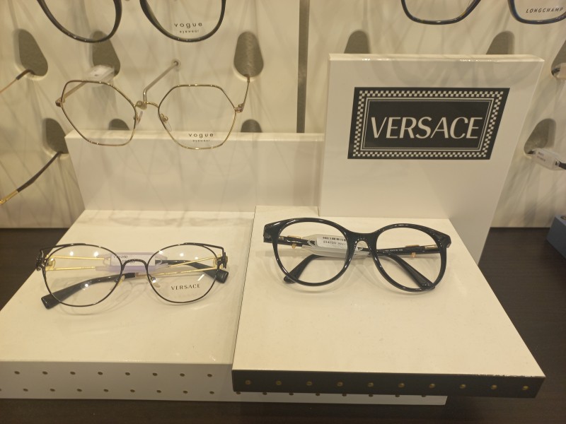 où trouver opticien pour achat de montures de lunettes de marque Versace à Nîmes à côté d'Arles