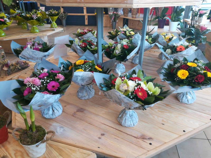 Magasin de fleurs fleuriste pour création d'une couronne pour enterrement et décès sur Nîmes à côté de marguerittes