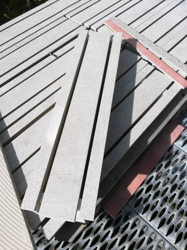 Atelier de fabrication de caniveau en carrelage sur mesure Montpellier à côté de Béziers