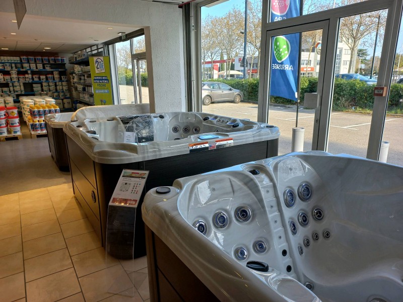 Vente et installation d'un spa  califorien 4 places pour villa et terrasse Nîmes dans le gard
