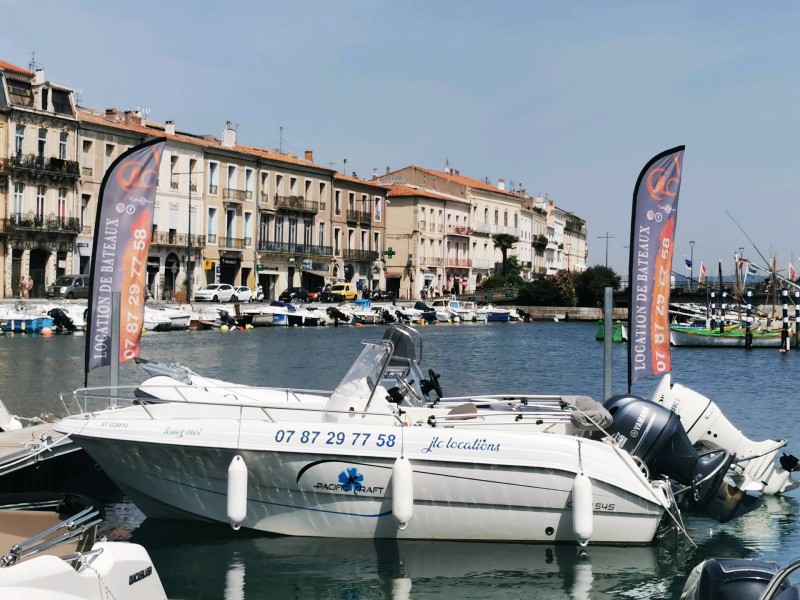 Réserver un bateau sans permis pour un enterrement de vie de jeune fille au lit de garçon à Sète, Mèze, Frontignan proche de Montpellier Hérault 34