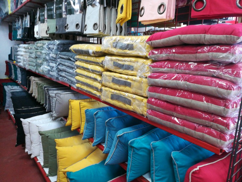 magasin et commerce pour vendre matériel, accessoires et mobilier pour jardin sur Quissac à côté de grange