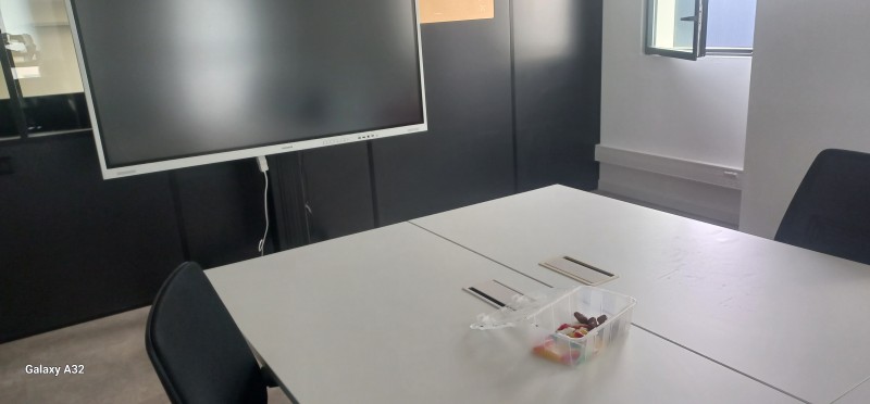 intervention d'une décoratrice d'intérieur pour l'aménagement et la décoration d'un d'une salle de réunion d'une entreprise spécialisée dans le digital sur Montpellier proche de Nîmes